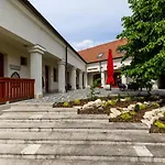 Servita Udvarhaz