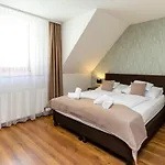 Servita Udvarhaz 3*