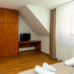 Servita Udvarhaz 3*