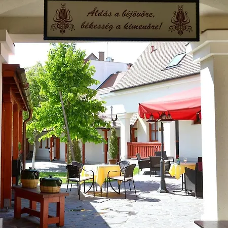 Servita Udvarház Alojamento de Acomodação e Pequeno-almoço