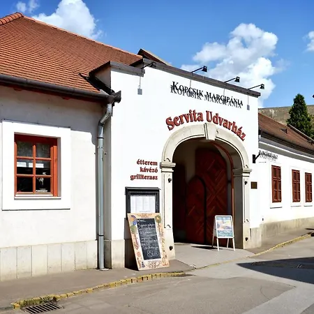 Servita Udvarház Alojamento de Acomodação e Pequeno-almoço Eger