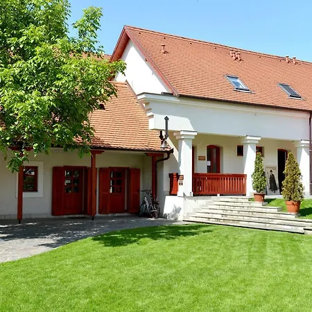 Servita Udvarház Alojamento de Acomodação e Pequeno-almoço 3*