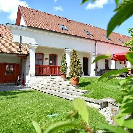 Servita Udvarhaz Frühstückspension