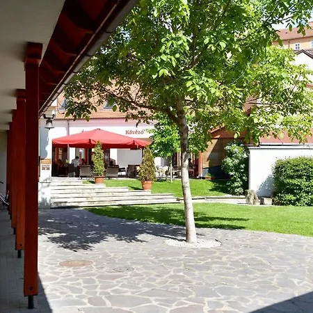 Servita Udvarhaz Frühstückspension Erlau