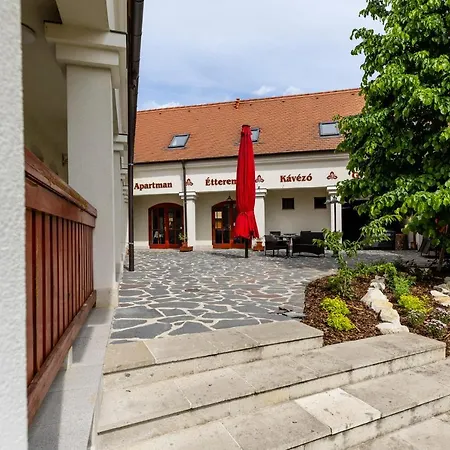 Alojamento de Acomodação e Pequeno-almoço Servita Udvarház Eger