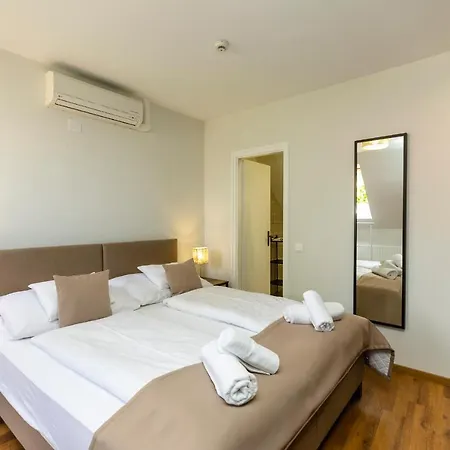 Alojamento de Acomodação e Pequeno-almoço Servita Udvarház