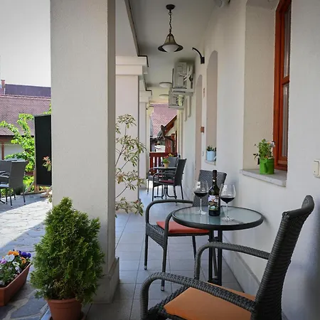 Servita Udvarház Alojamento de Acomodação e Pequeno-almoço 3*