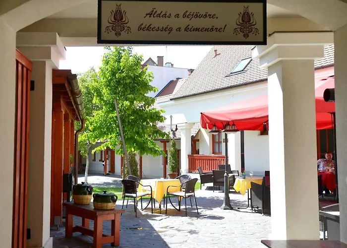 Servita Udvarhaz Bed & Breakfast