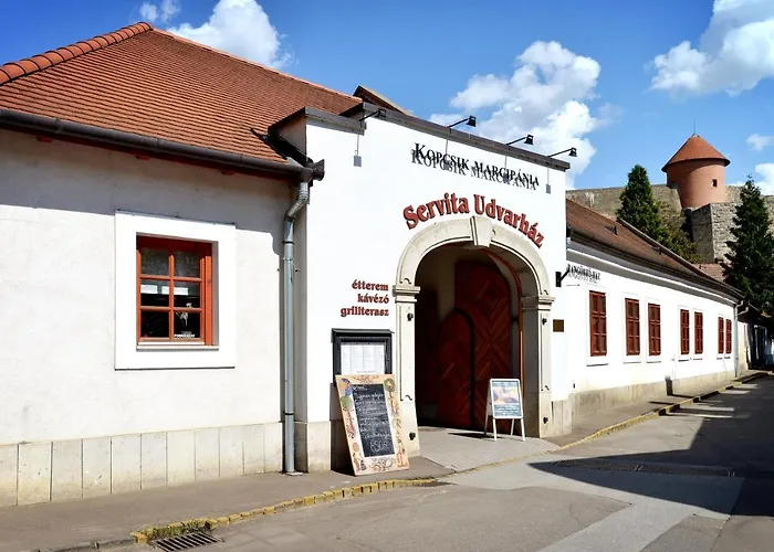 Servita Udvarhaz Bed & Breakfast Eger