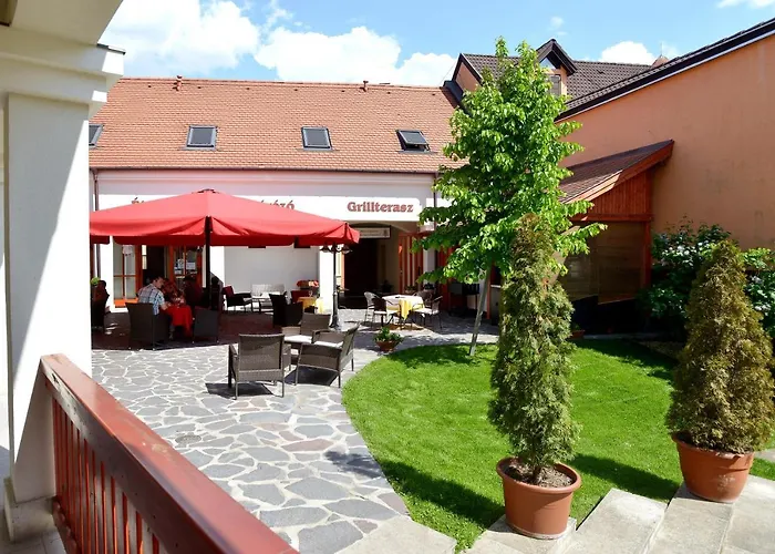 Servita Udvarhaz Eger