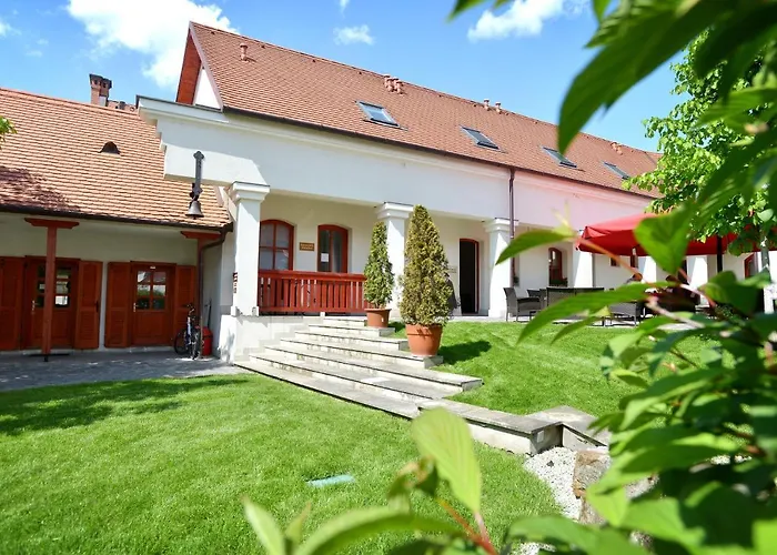 Servita Udvarhaz Bed & Breakfast