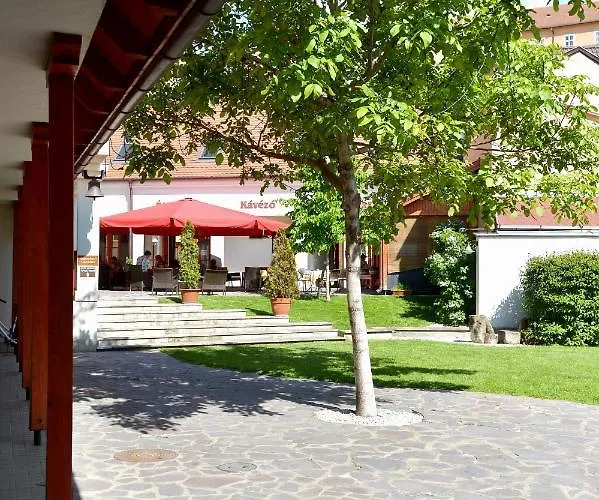 Servita Udvarhaz Bed & Breakfast Eger